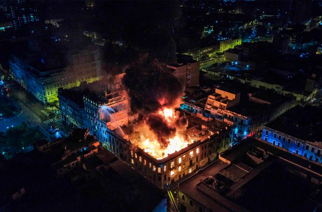 Incendio en el centro histórico de Lima - Foto de Renato Pajuelo