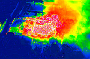Imagen térmica obtenida por el Mavic 3 de la casona en llamas en el centro de LIma - Compañía San Miguel 83